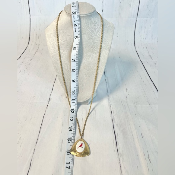 Vintage Cardinal locket on a long gold tone chain - Picture 5 of 6